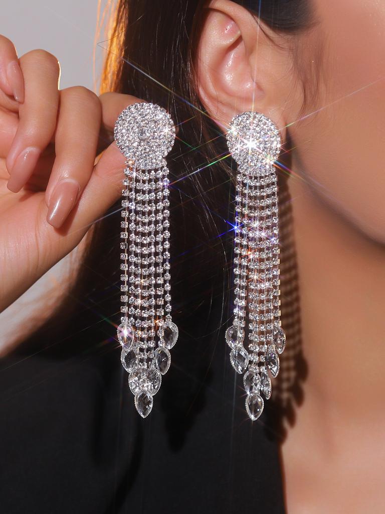 Luxuriöse Ohrringe mit langen Fransen und Strasssteinen