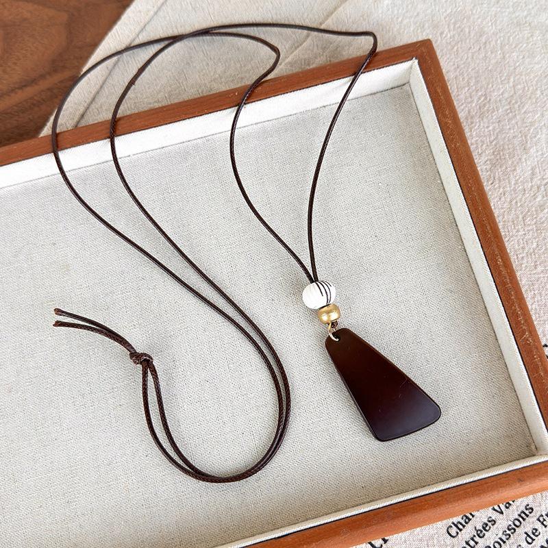 Chinese Vintage Charm: Brown Wooden Pendant Necklace for Women – High-End, Niche Clavicle Chain, Long Summer Style