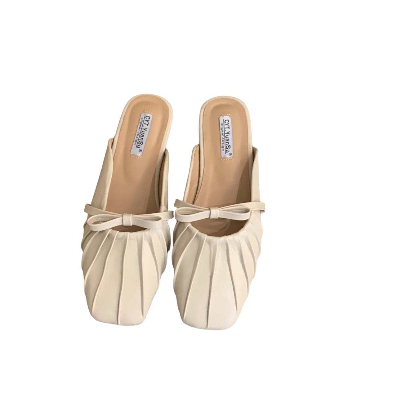 Женские туфли-лодочки на низком каблуке серебристого цвета с квадратным носком — фото 8