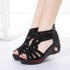 Nové módní sandály na klínku s kamínky Dámské letní boty Elegantní římské vyřezávané sandály Černé klínkové podpatky