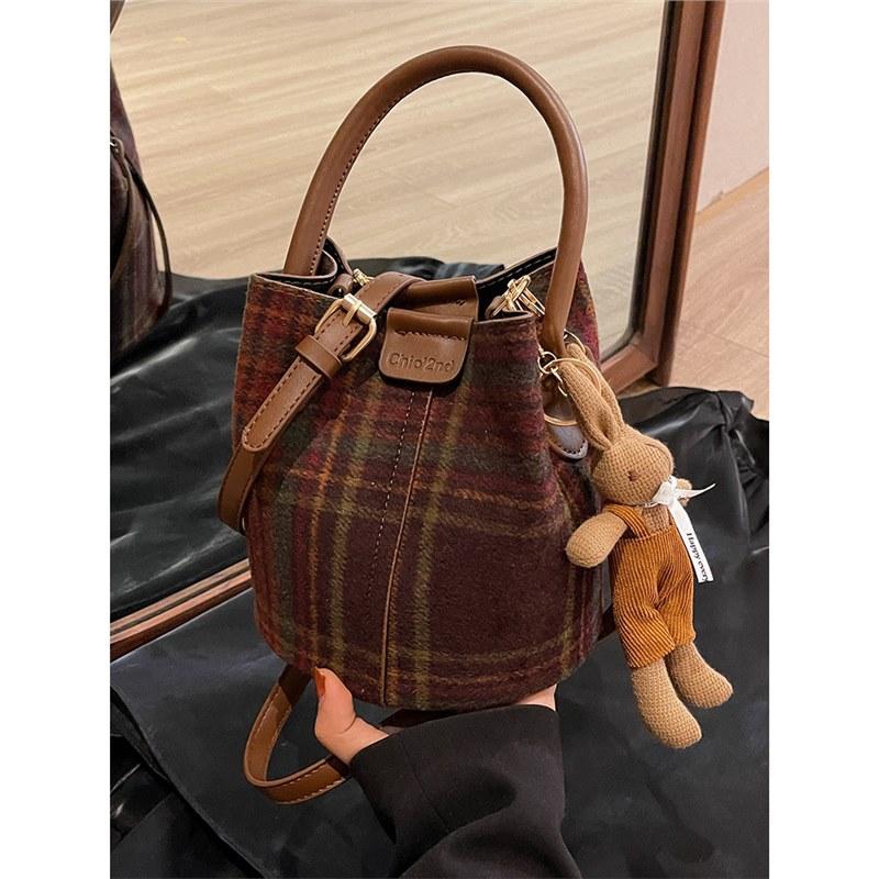 Retro niche hand-carried bucket bag women's autumn contrasting color fashion shoulder bag high-end textured messenger bag