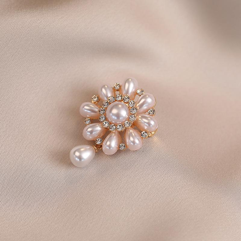 Broche Fleur Anti-éblouissement Haut de Gamme et Luxe Léger Fermoir Anti-éblouissement Perle Broche Polyvalente Broche Élégante et Raffinée