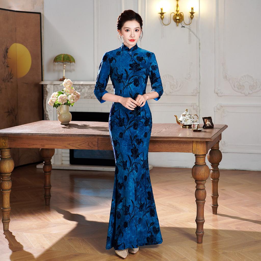Flocking Flower Long Cheongsam Seven-quarter Sleeve Stand-up Collar Split-ended Wedding Banquet Mother Outfit Catwalk Performance Improved Dress Women