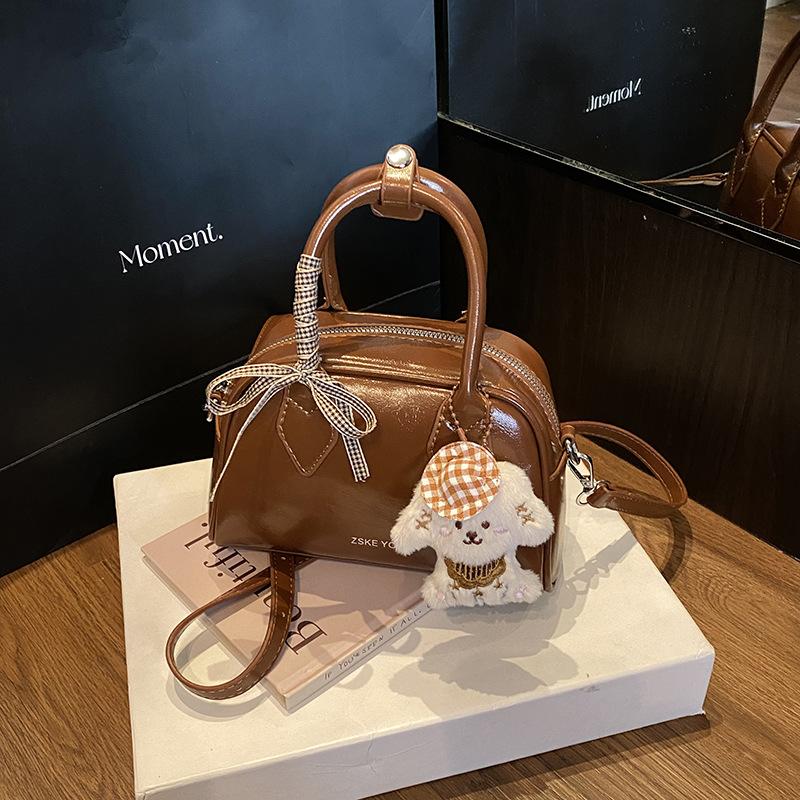 

2025 новая портативная сумка для боулинга женская корейская мода ретро нишевая сумка на плечо простая текстура сумка-мессенджер no pendant светло-коричневого