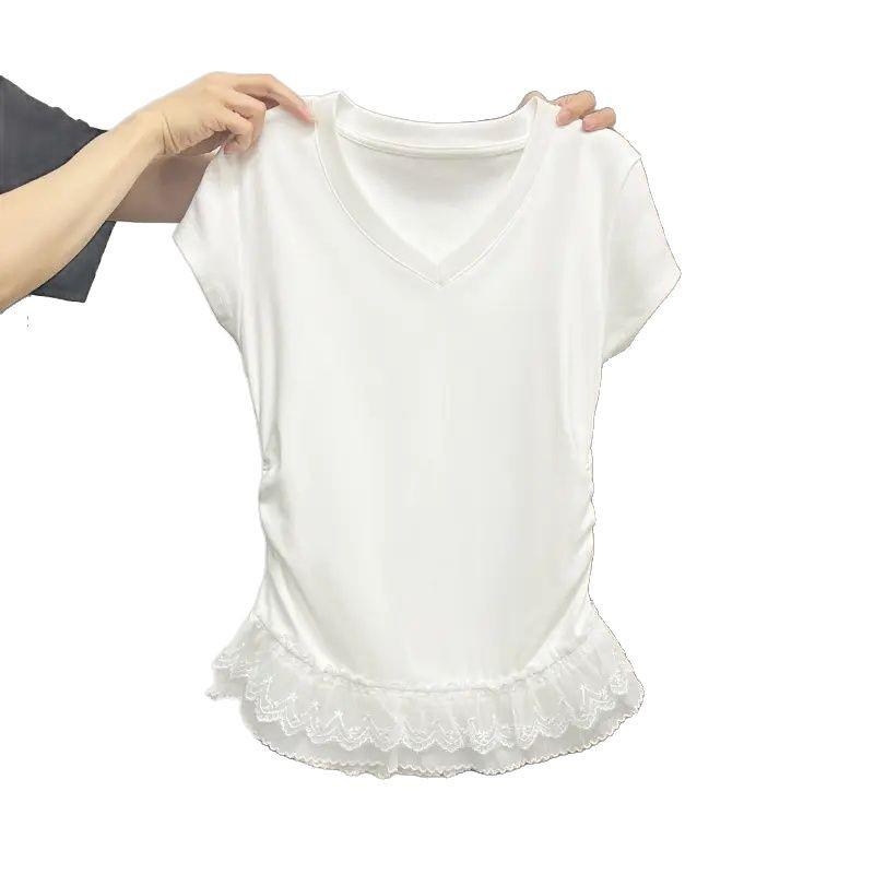 Damski letni T-shirt z dekoltem w serek, koronkowym wykończeniem, dopasowany, z falbaną na dole
