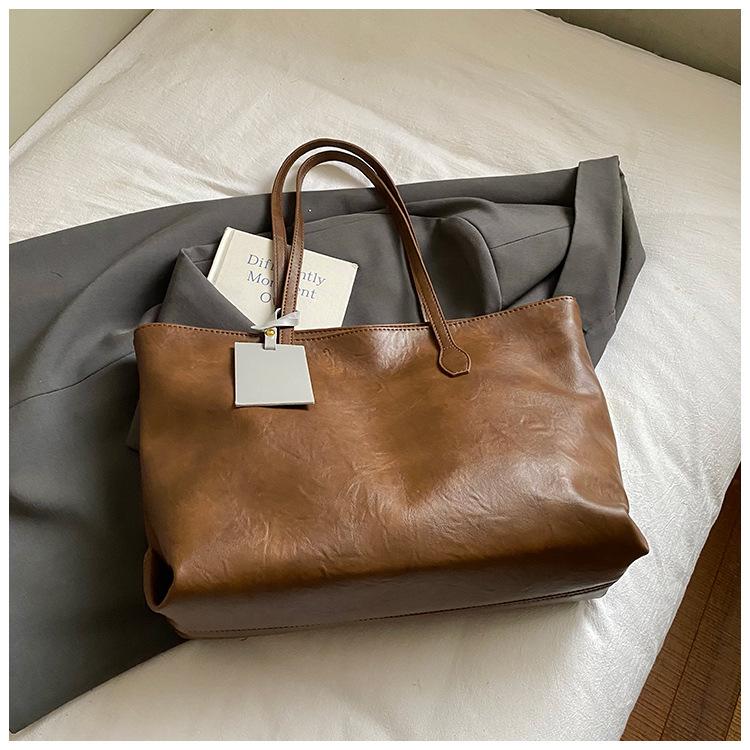 

Retro casual big bag women s 2025 new fashionable large-capacity commuter shoulder bag high-end versatile underarm bag коричневый