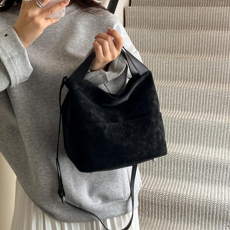 This year's popular small bag women's autumn and winter 2025 new matte retro messenger bag Korean version portable bucket bag