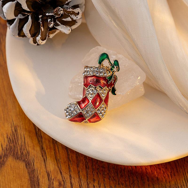 European Retro Patchwork Rhinestone Christmas Boot Love Brooch Accessory