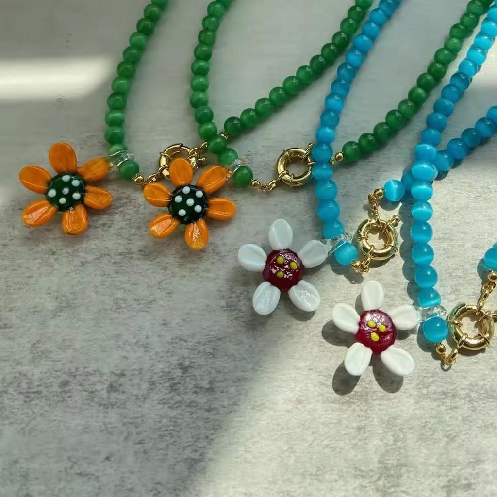 Adjustable Glass Necklace Featuring Vibrant Flowers Decoration for Stylish Women Seek Individuality Casual Wear