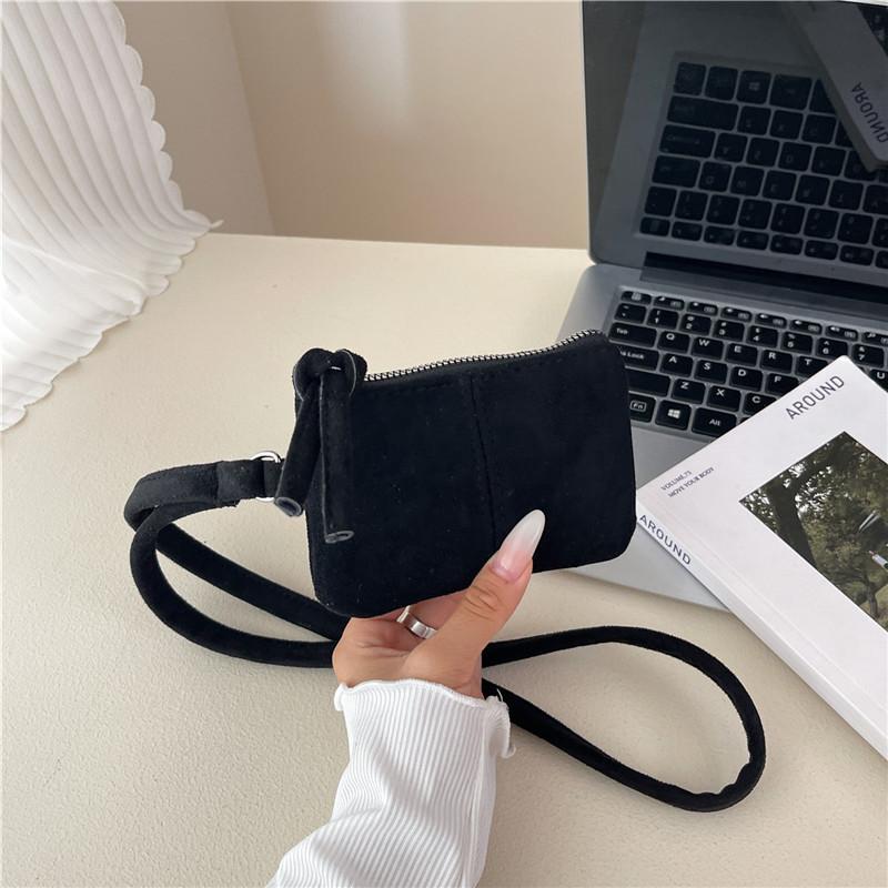 

Premium texture matte versatile fashion mobile phone bag female solid color personality lightweight shopping out retro messenger bag чёрный