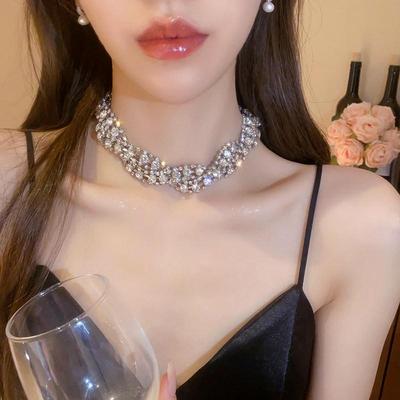 Europäische & Amerikanische Strass-Knoten-Halskette: Elegante & Auffällige Schlüsselbein-Kette für Damen