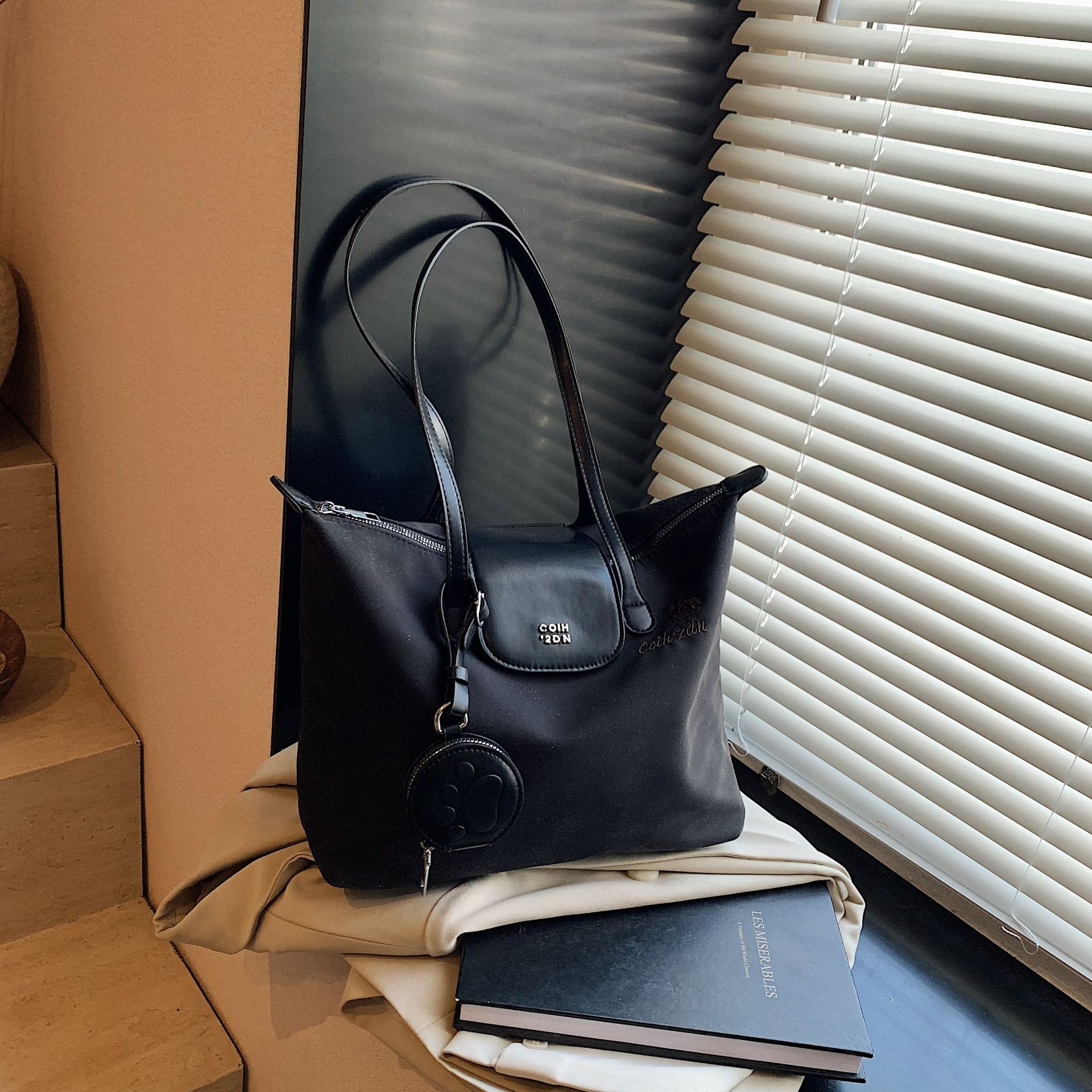 

Trendy fashion shoulder handbag lady temperament tote bag work commuter women s armpit bag чорний