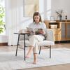 Poltrona individual moderna com encosto de tecido confortável e dois compartimentos de arrumação, complementada por uma mesa lateral prática.