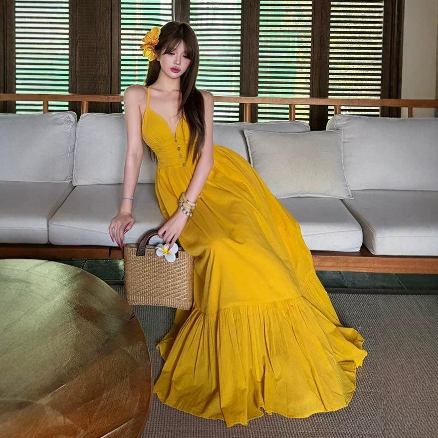 Beautiful yellow v-neck suspender dress for travel and vacation, women's waist and thin swinging seaside dress