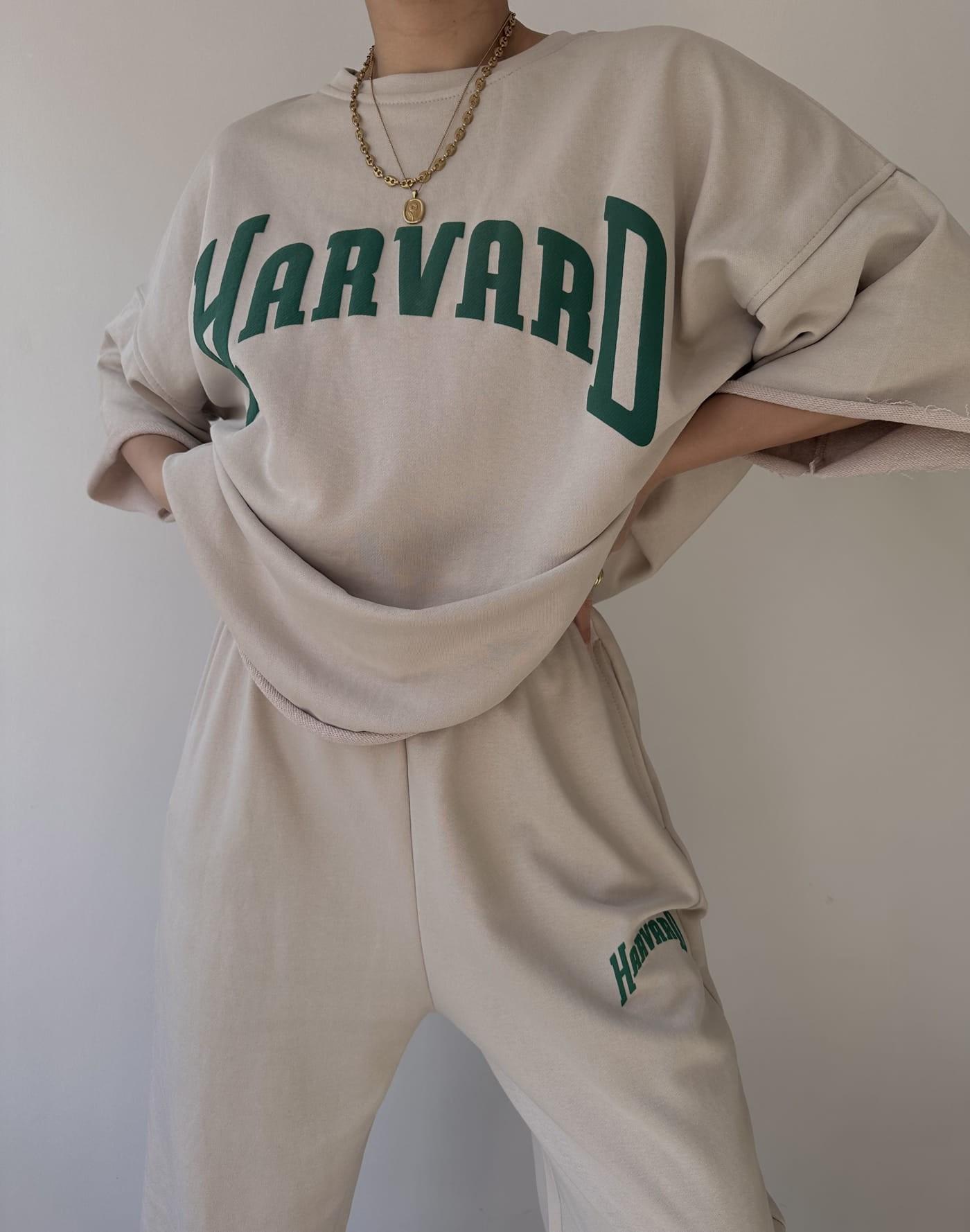 

MCLLCTN Harvard Bone Oversize-футболка со спортивным костюмом