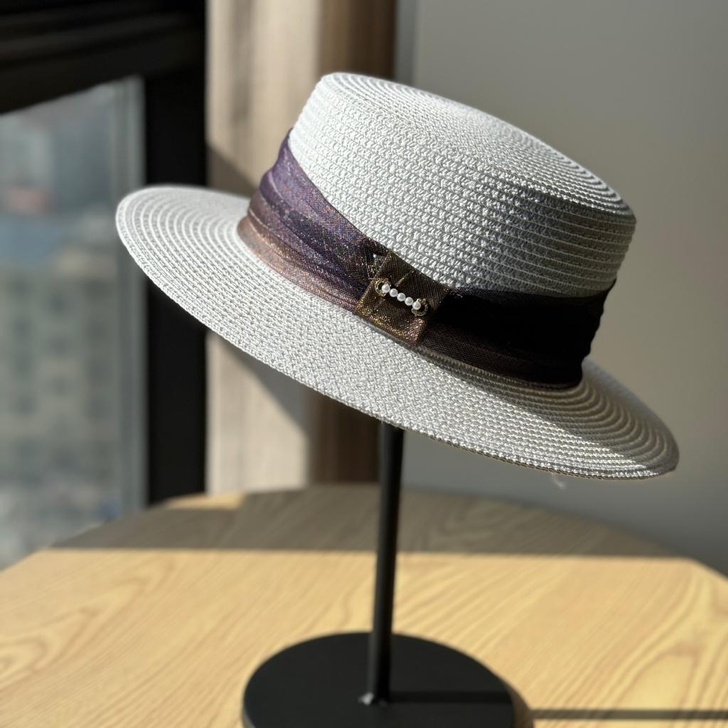 Spring and Summer French Elegant Pearl Flat-top Straw Hat for Women, British Retro Sun Hat for Seaside Vacation and Beach Sun Protection