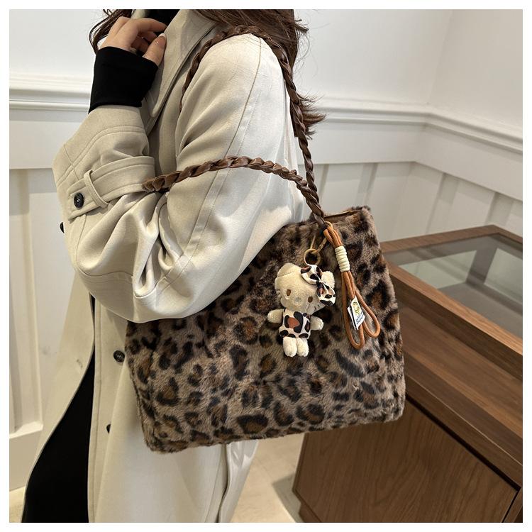 Leopard Print Plush Bucket Bag for Women 2026 New Fashionable Chain Shoulder Crossbody Purse