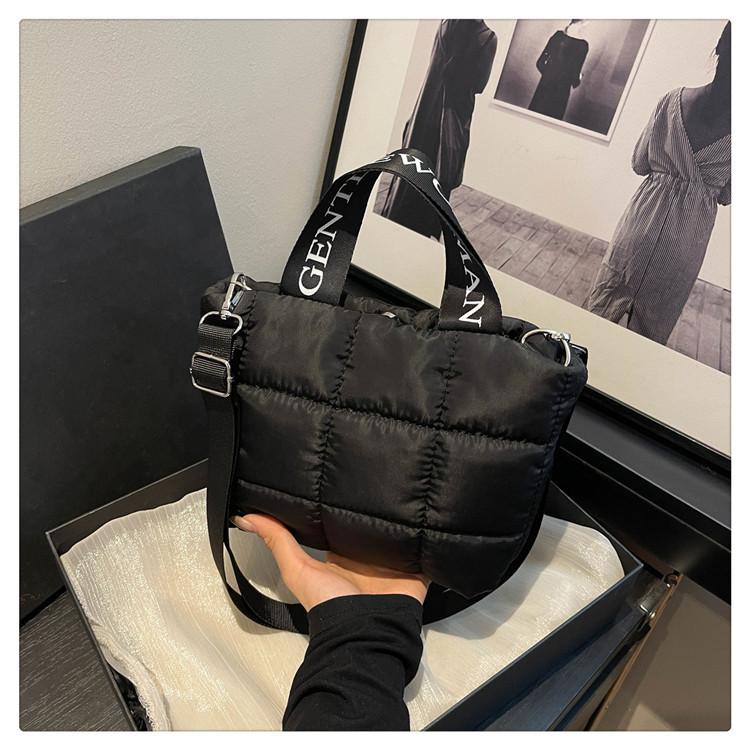 

Корейская версия модной хлопковой одежды, сумка-тоут, 2025 новая модная вышитая сумка-тоут, универсальная повседневная женская сумка-мессенджер чёрный