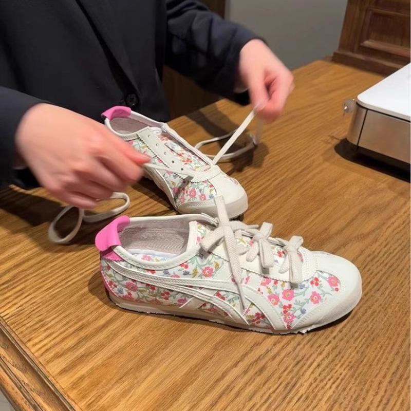 Niche retro floral women's new flat bottom inner height increase versatile casual sports board shoes