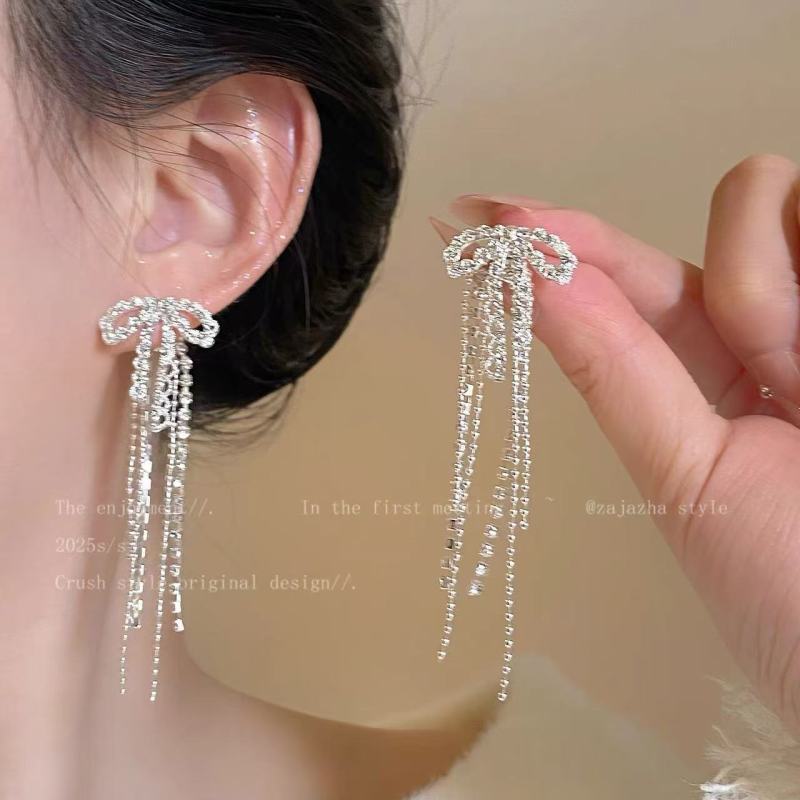 Silver needle flash zircon earrings, women's exquisite temperament stud earrings, spring and summer earrings.