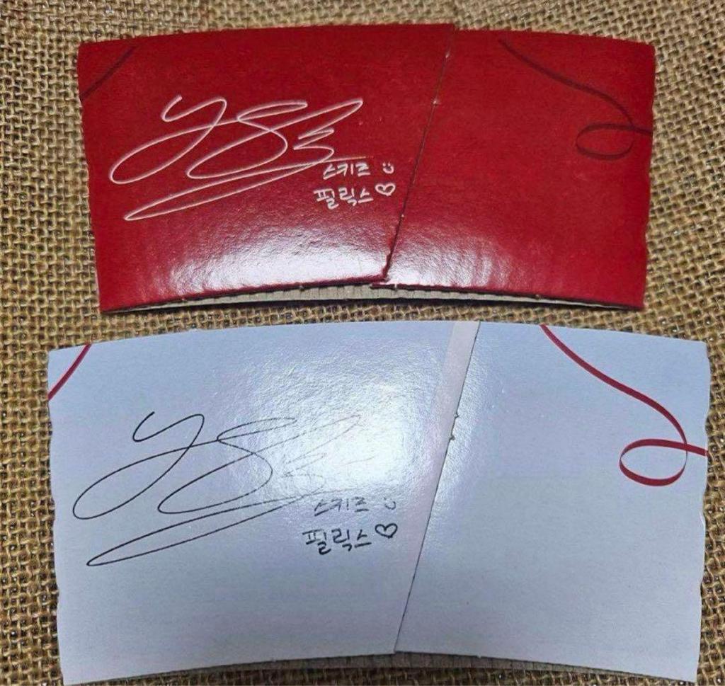 [USED] Immediate shipping! Complete set of 2 Capsule Toys and 4 badges: Felix, Gong Cha, and Stray Kids