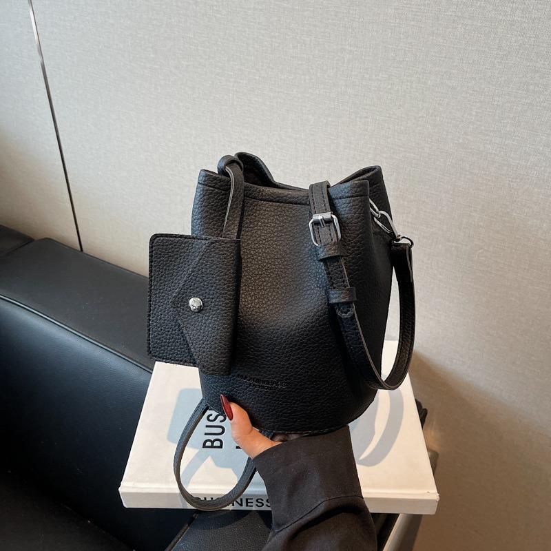 

Retro large-capacity bag, new women s bag, fashionable commuter messenger bag, high-end shoulder bucket bag. чорний