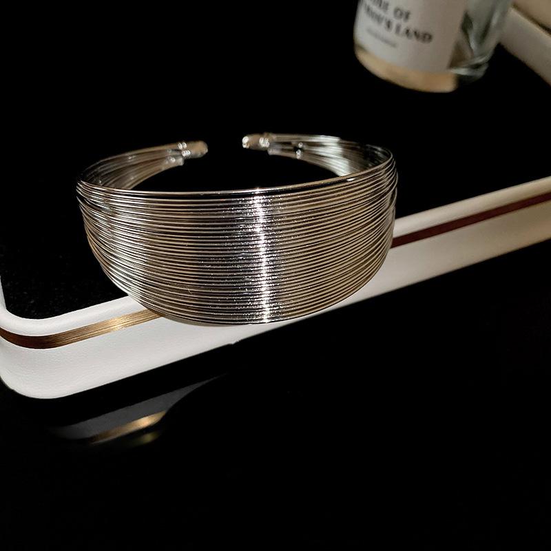 Europäischer & Amerikanischer Stil Geometrisches Mehrlagiges Metall-Halskettenset - Kaltes, Nischen- und Schickes Design für Frauen.