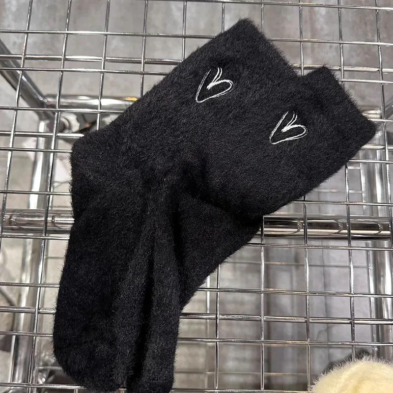 

Женские бархатные носки осень и зима утолщенные термостойкие сердечные коралловые бархатные носки для сна плюшевые носки для пола черные белые носки нижнее белье