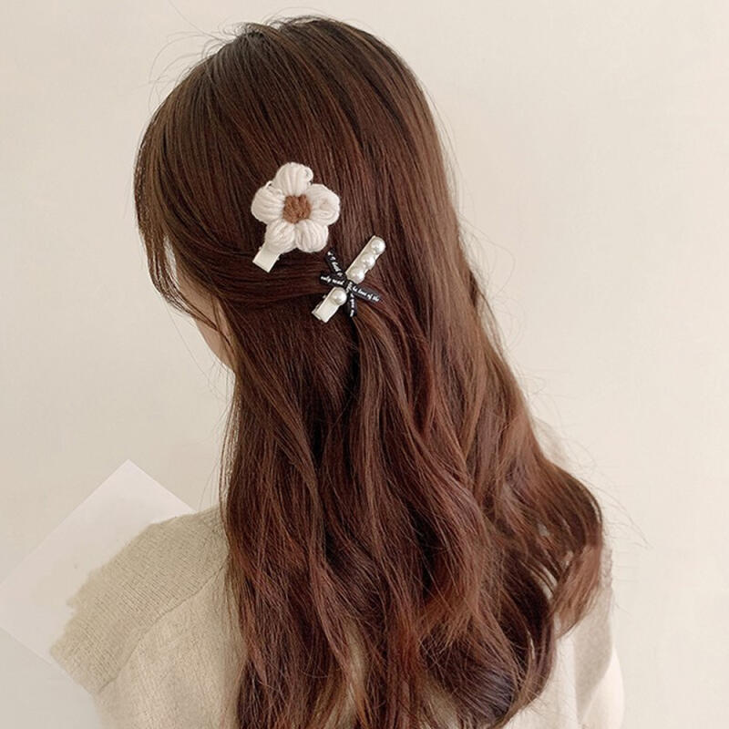 10-piece set of one-width pom-poms for winter snap bangs hair clips ivory