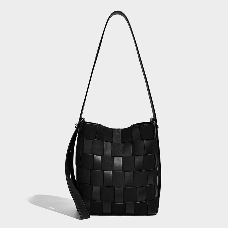 Fashionable retro woven bag, new niche high-end large-capacity commuter bucket bag, shoulder bag, crossbody bag, underarm bag