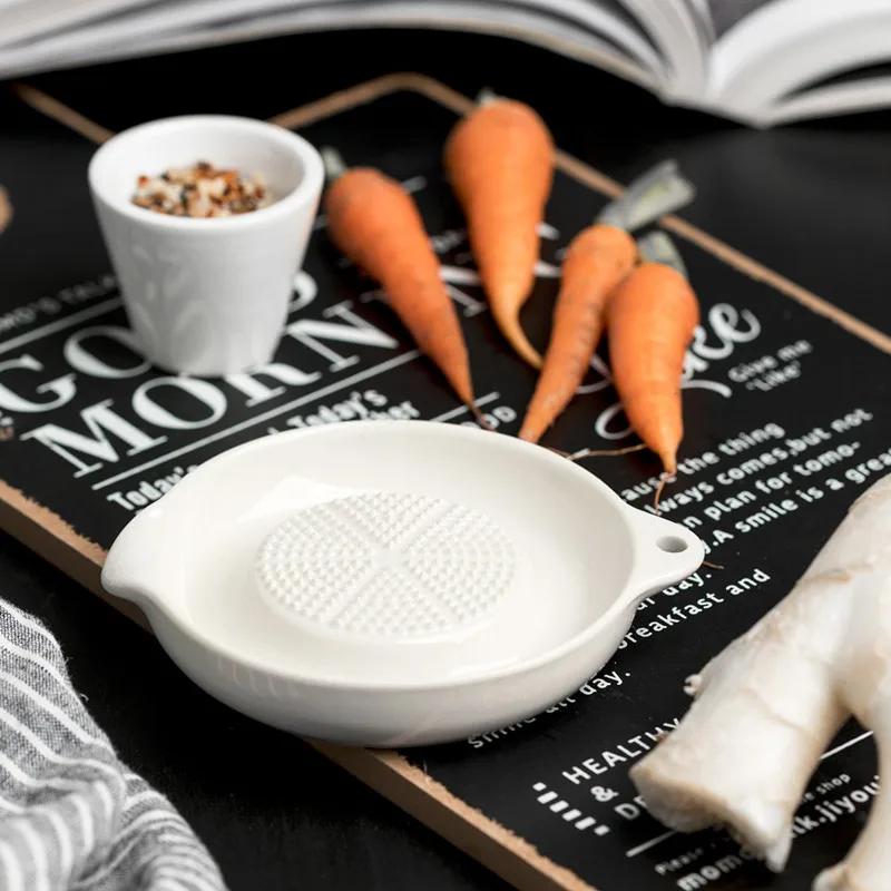 1pc NEW  white Simple Style Ceramic Burnishing Machine Portable Porcelain Carrot Ginger Grinding Household Burnishing Machine