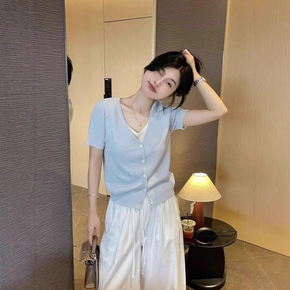 

Korean Style V-Neck Two-in-One Knitwear: Summer 2025 Short-Sleeved T-Shirt. One Size [Recommended for up to 125 jin]