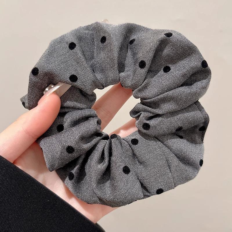 Alleskombinierbares graues Haargummi mit Schleife und Polka Dots