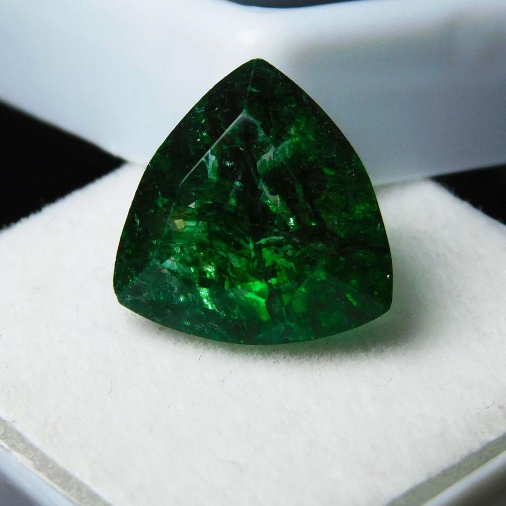 Natural Green Emerald Loose Gemstone 6.60 ct Trillion Shape for Jewelry Making and Gem Collections