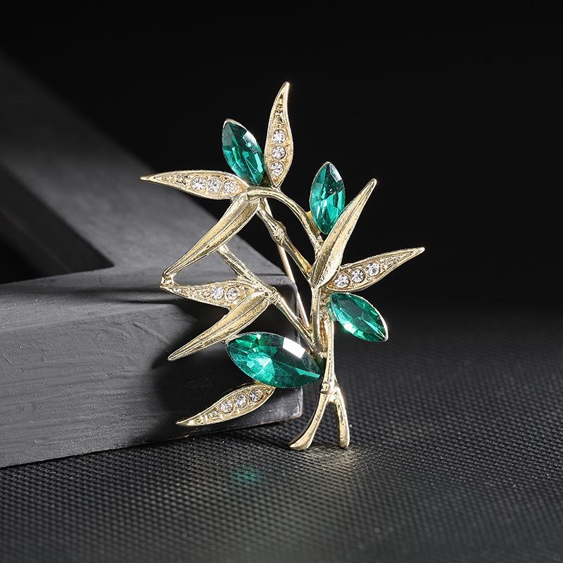 Elegant Pearl Tulip Brooch - Simple and Sophisticated Clothing Accessory