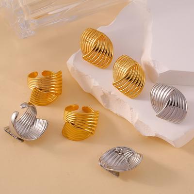 18K vergoldeter Titanstahl handpolierte Linie Ohrringe Mode einfaches Design Ring Set Frauen