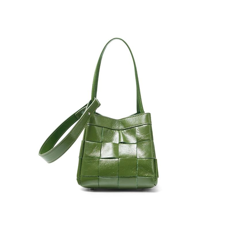 

Head Layer Cowhide Hand Woven Bag, Large Capacity Commuting Shoulder Bag, Women s Genuine Leather Vegetable Basket, New Women s Handbag Bottom length 16 width 13 height 17cm