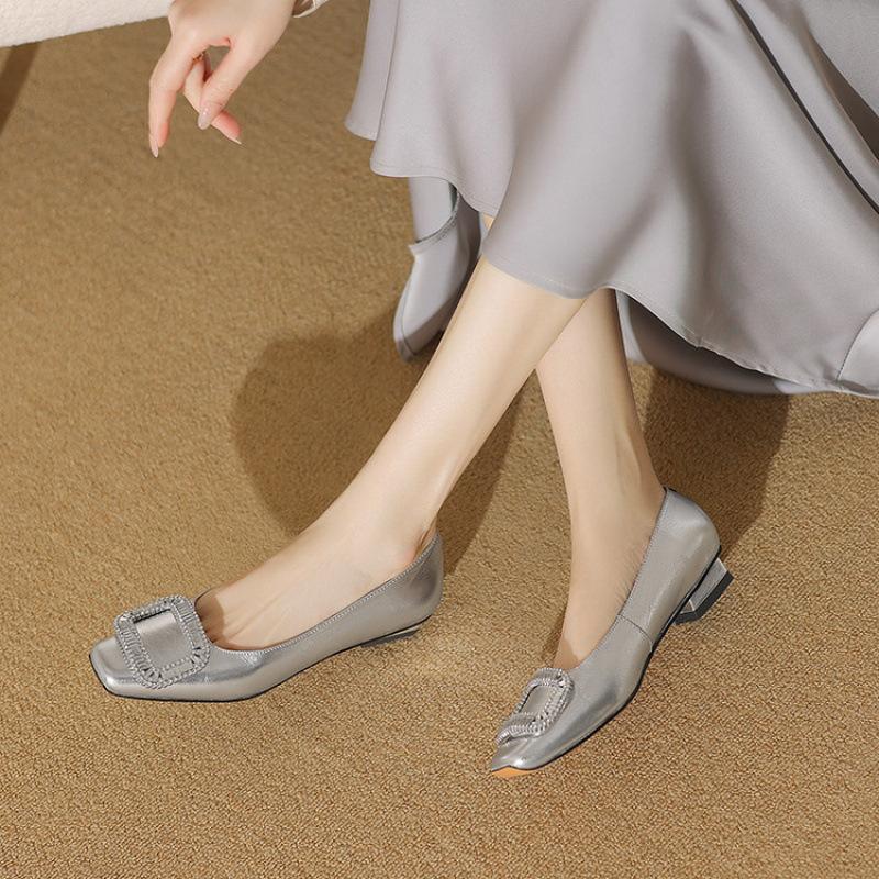 Francouzské dámské celoroční boty retro nízký střih jednobarevné jaro a léto nové čtvercové přezky jednobarevné malé kožené boty do práce nízký podpatek