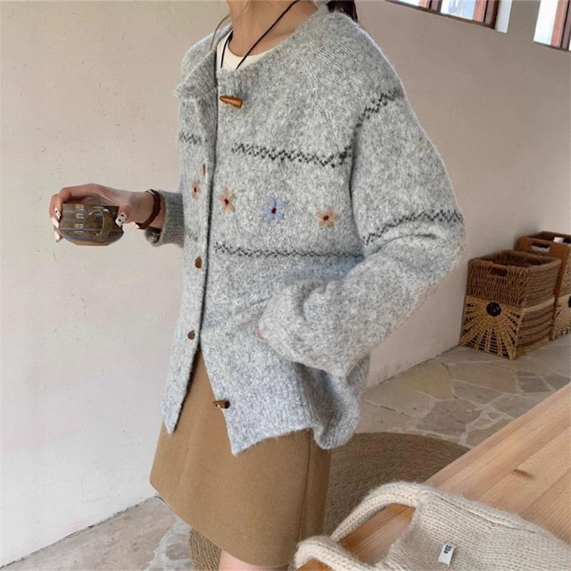 Vintage embroidered flower knitted cardigan women's autumn and winter new lazy wind loose soft waxy jacquard sweater jacket