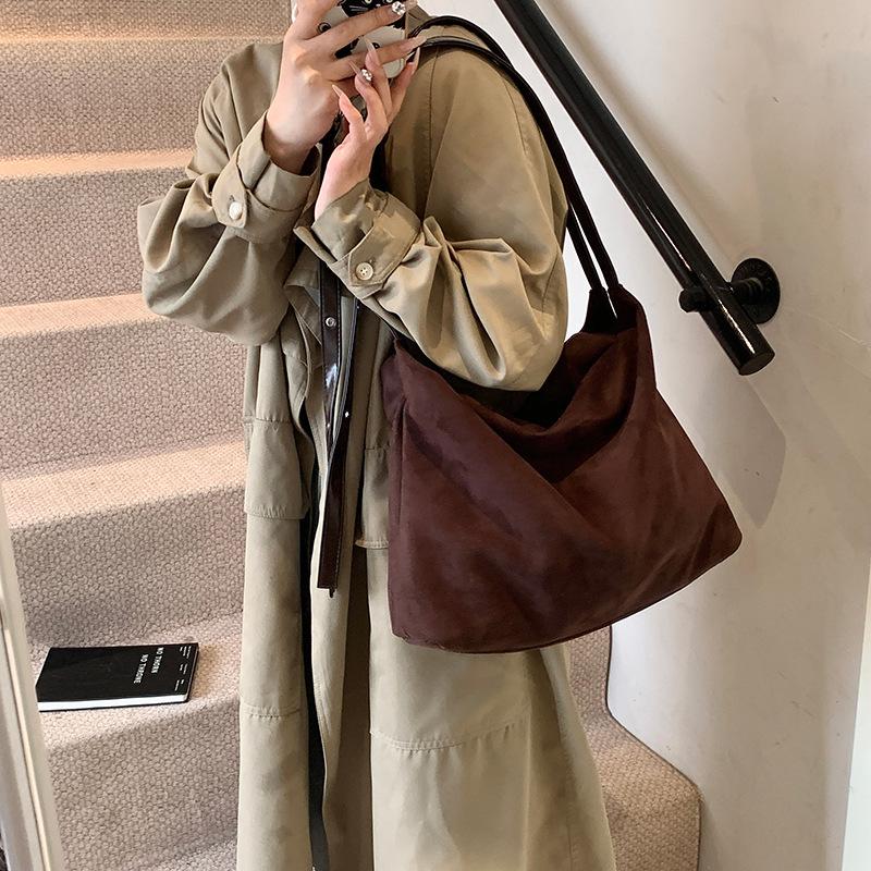 Large capacity tote bag, simple solid color leather velvet shoulder armpit bag 2025 autumn new retro women's bag