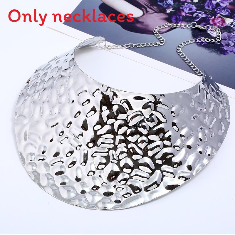 

Embossed Colorful Fashionable Metal Disc Design Women Necklace For Style Vintage серебряный