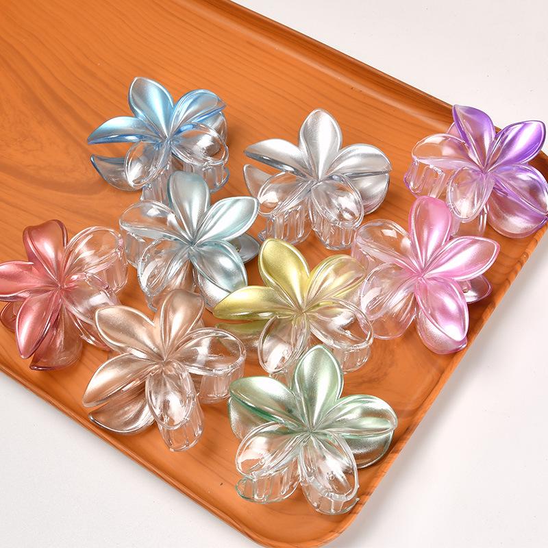 Frangipani Gradient Summer Shark Claw Clip: Beach Style Flower Updo Headwear.