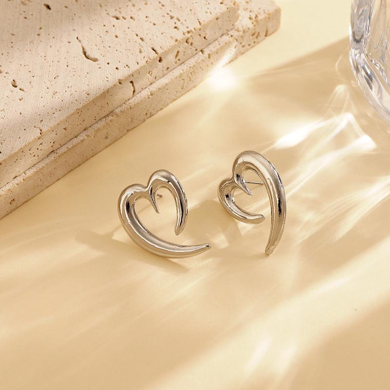 

Luxury Metal Heart-Shaped Stud Earrings for Women Minimalist Gold Copper Color Hollow Irregular Earrings Statement Party Zircon медный