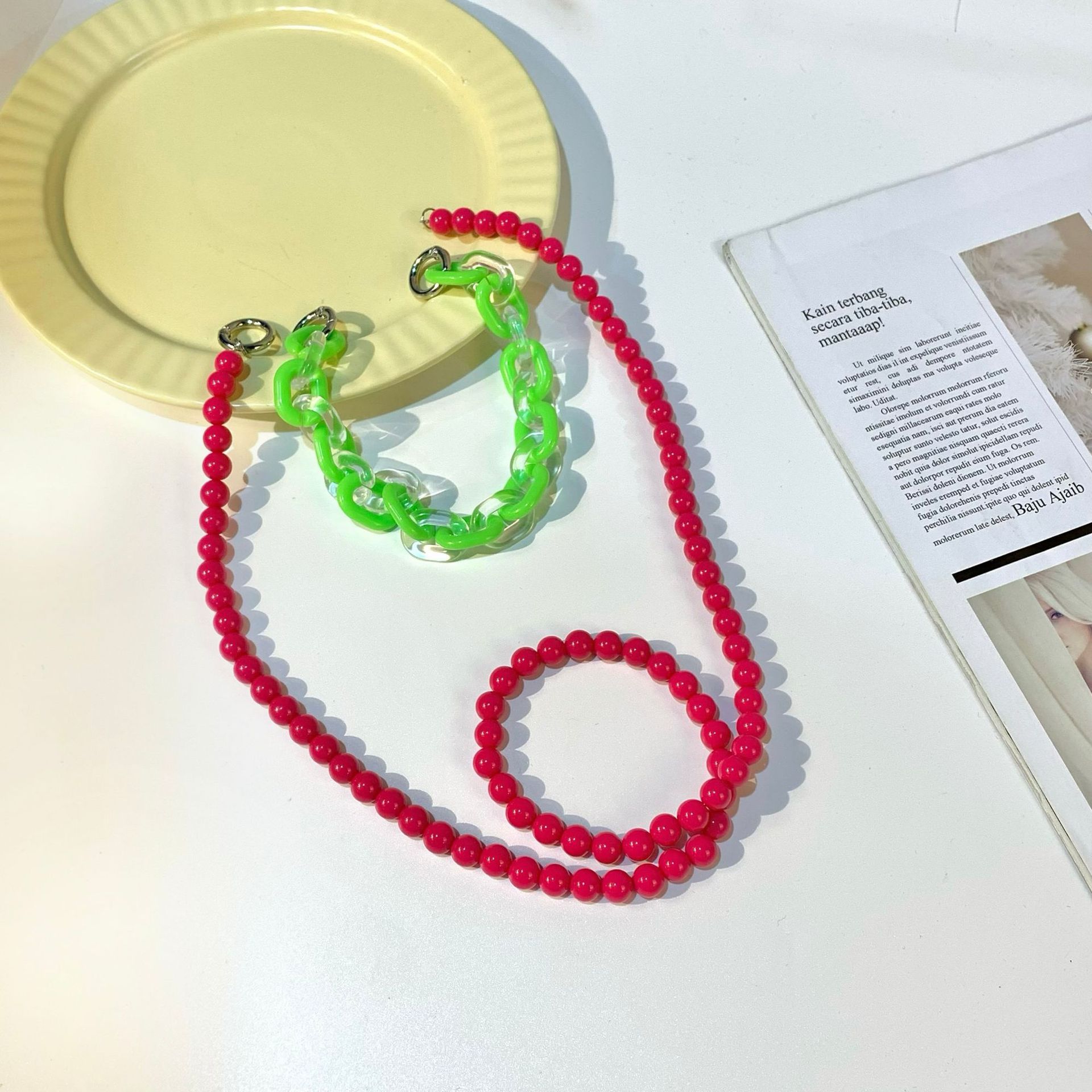 

Japan and South Korea advanced sense INS new acrylic double chain dual-purpose anti-loss portable diagonal span hand carry fashion chain mobile phone