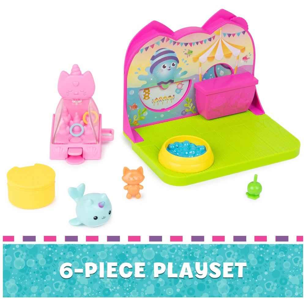 DREAMWORKS La Casa delle Bambole di Gabby Stanza del Carnevale Playset con Figura Narvalo Gatto Figure Giocattolo Giocattoli Sorpresa e Mobili per Casa delle Bambole per Bambini dai 3 Anni in Su