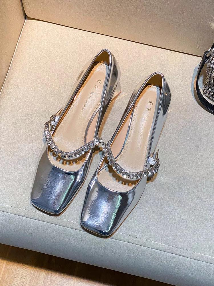 

Rhinestone word with Mary Jane shoes women s square head thick heel Hepburn style high heels silver retro patent leather fashion shoes 39 срібний