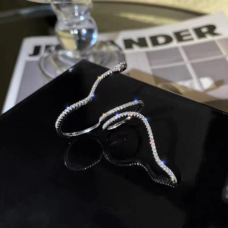 Snake-Shaped Retro Adjustable Ring: Trendy, Cool, Fashionable Design for Women's Index or Pinky Finger.