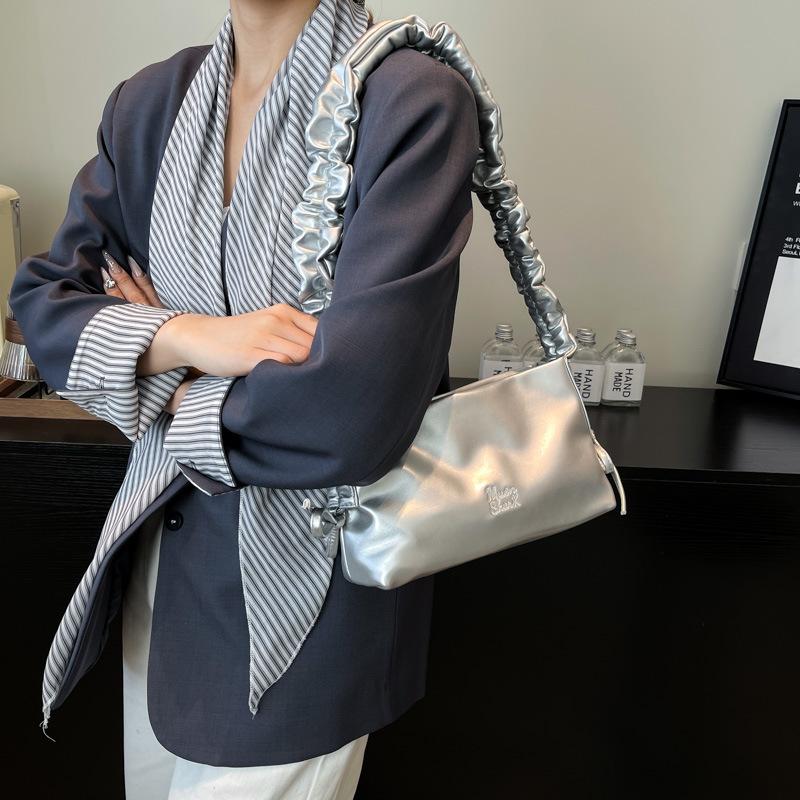 Large capacity bag women's summer 2025 new niche design pleated shoulder messenger bag casual commuter bucket bag