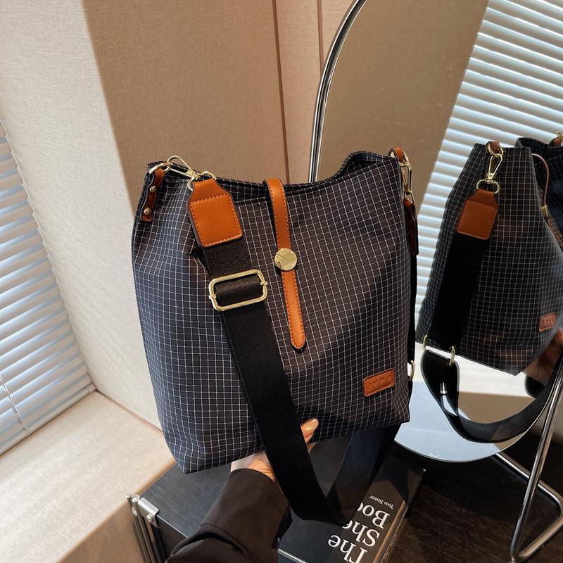 

Korean Trendy Nylon Oxford Bucket Bag: Large Capacity Crossbody and Shoulder Bag 24x14x27 cm