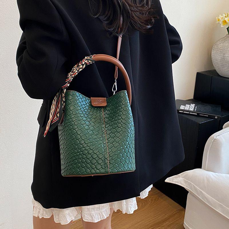 

New High-Grade Women s Bag 2025 Fashion Bag Retro Bucket Shoulder Simple Handbag Messenger Bag Portable Women s Bag Green-woven bucket-send silk scarf